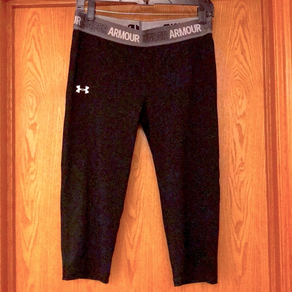 New Under Armour UA logo girl’s XL black crop capri leggings running yoga pants